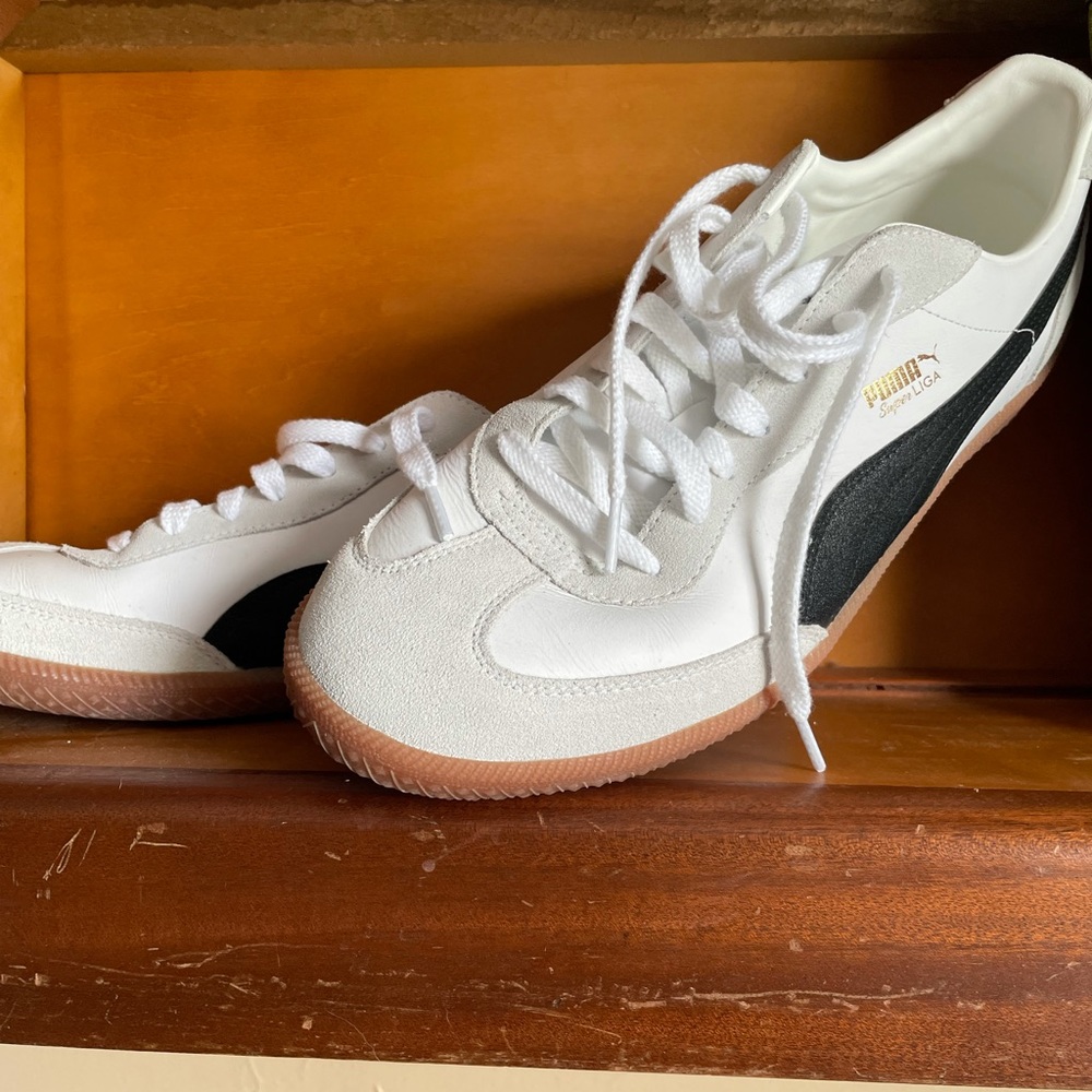 Size 14 White Pumas